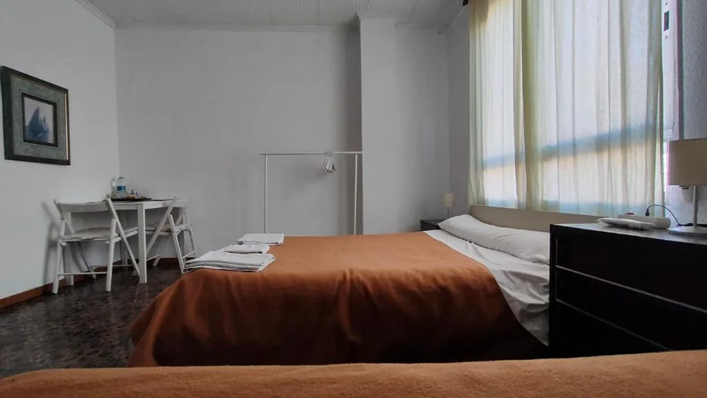 Habitación Triple Estándar — Pensión Benavente AP-7 3min coche Playa 5 min Self check-in 24h