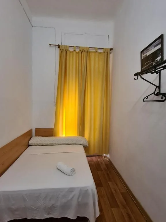 Habitación Doble Estándar con baño compartido — Pensión Berti Madrid