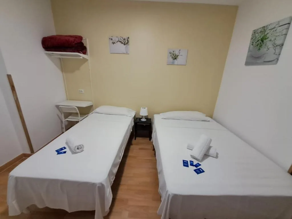 Habitación Triple con baño compartido — Pensión Berti Madrid