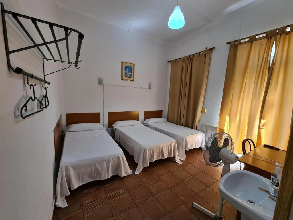 Habitación Triple con baño compartido — Pensión Berti Madrid