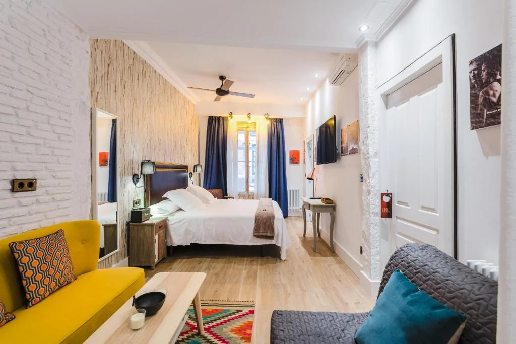 Quarto com cama extragrande e varanda — Pensión Boutique Caravan Cinema