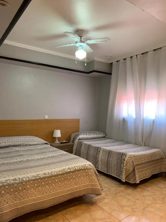 Habitación Doble con cama supletoria — Pensión Bowling