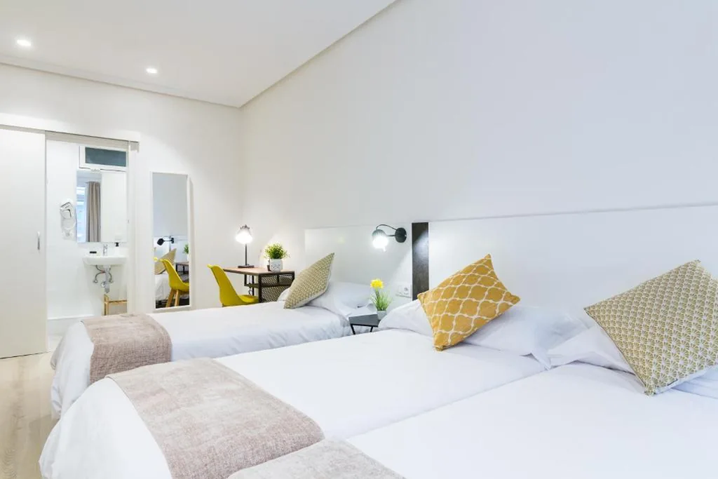 Habitación Doble Deluxe con cama supletoria y baño privado — Pensión Buenpas