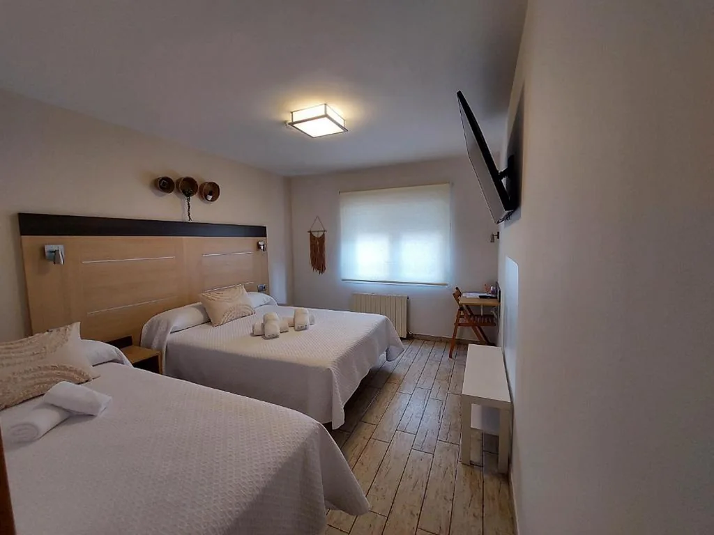 Chambre triple avec salle de bains privative — Pensión Cabezas