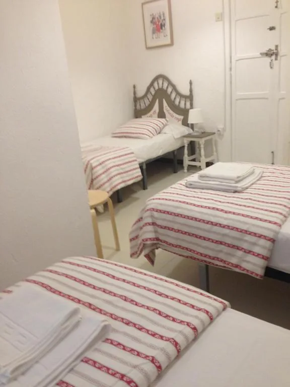 Quarto Triplo com casa de banho privativa — Pensión Cádiz