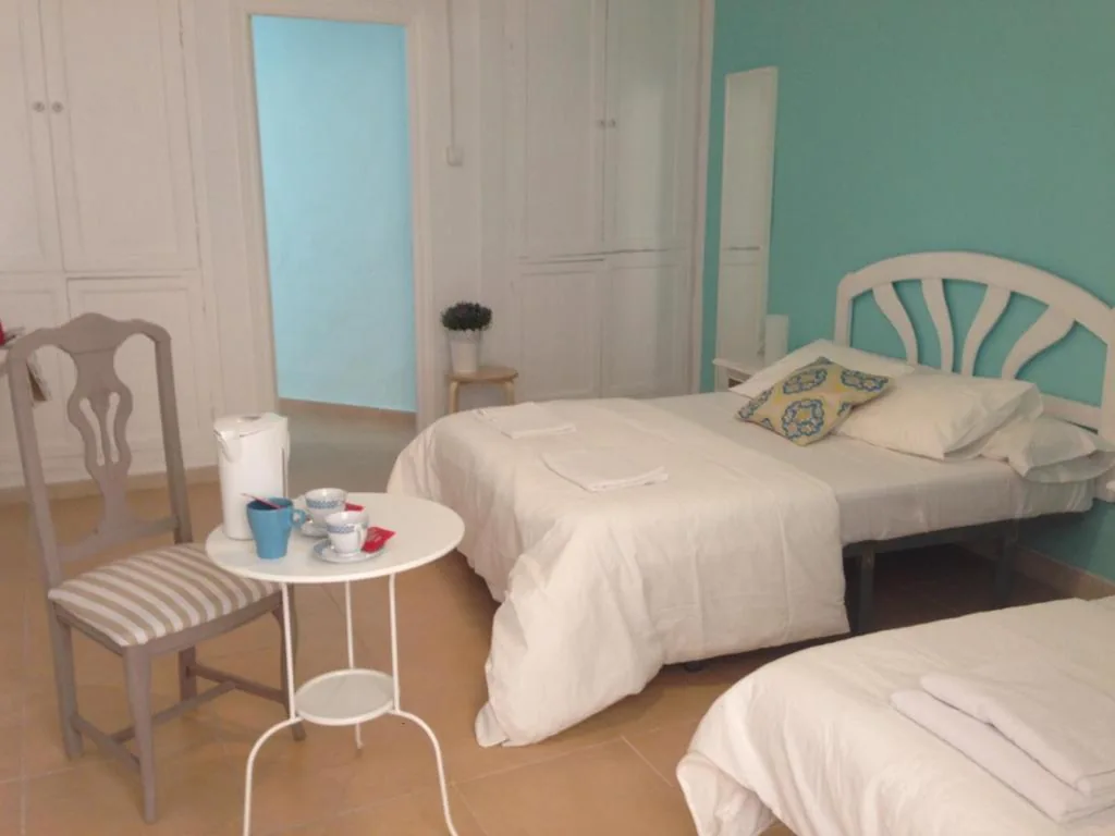 Quarto Triplo Económico com casa de banho partilhada — Pensión Cádiz