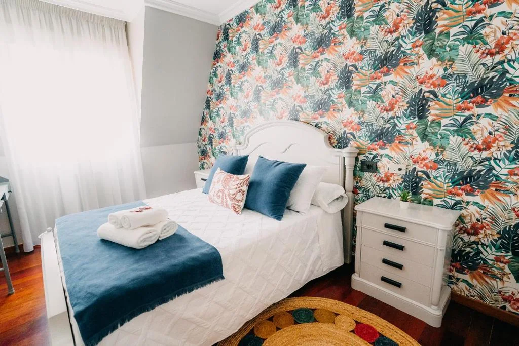Room with Shared Bathroom - Large Bed — PENSIÓN CALDEA