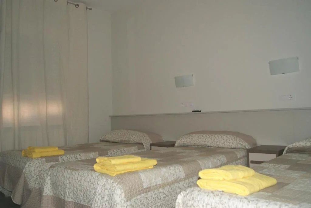 Camera tripla con bagno privato — Pensión Calfred II