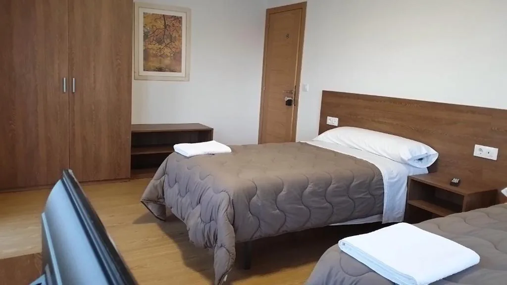 Habitación Doble con terraza y baño compartido - 2 camas — Pension Cando
