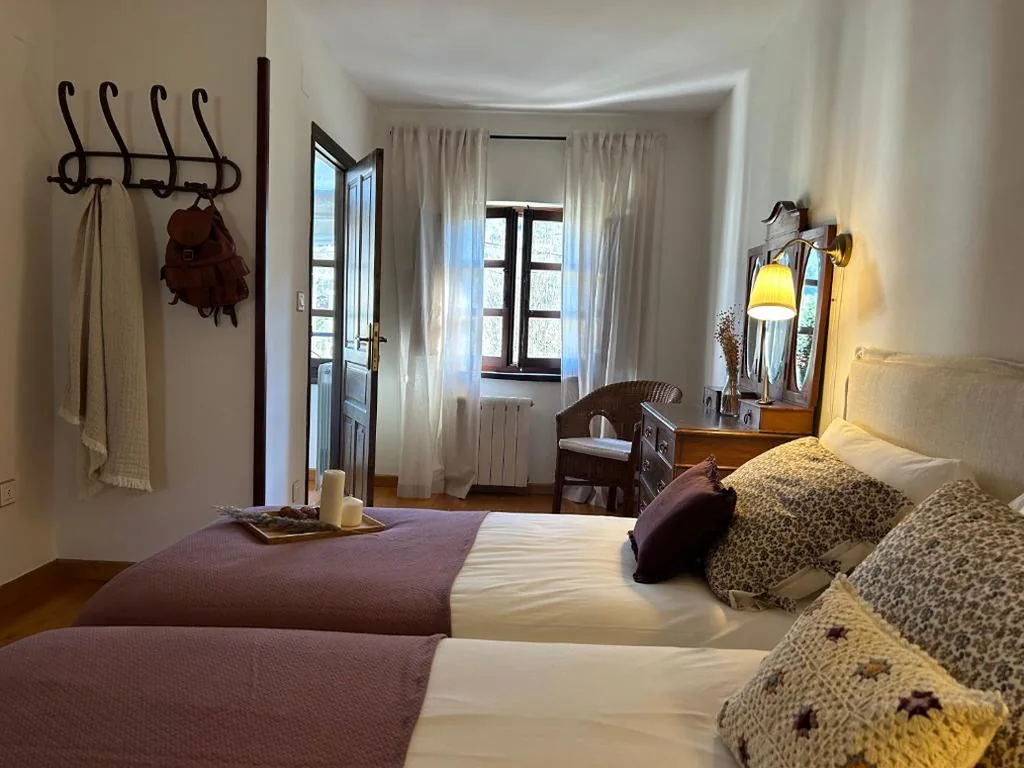 Quarto Duplo com vista para o jardim — Pensión Casa Arenas