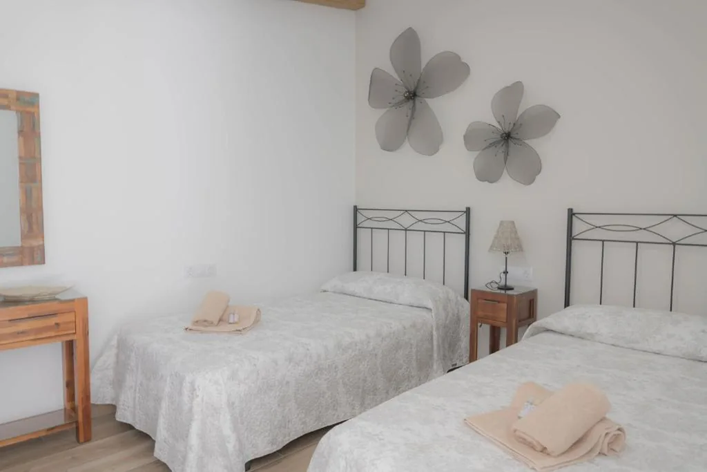 Doppelzimmer mit eigenem Bad – 2 Betten — Pensión Casa do Gallo Sarria