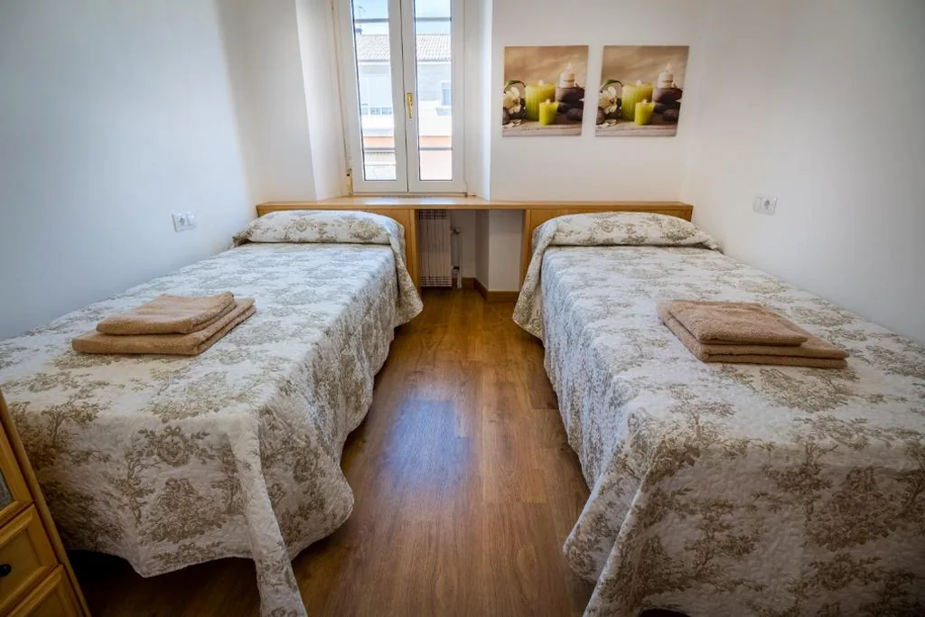 Doppelzimmer mit eigenem Bad außerhalb des Zimmers – 2 Betten — Pensión Casa do Gallo Sarria