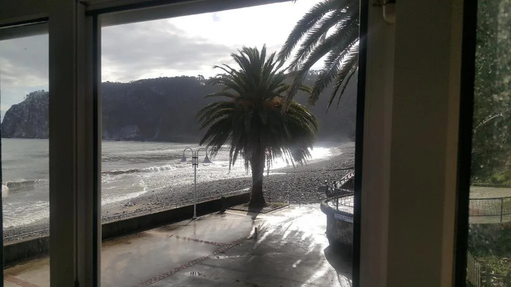 Camera matrimoniale con vista laterale sul mare — Pensión Casa Miguel