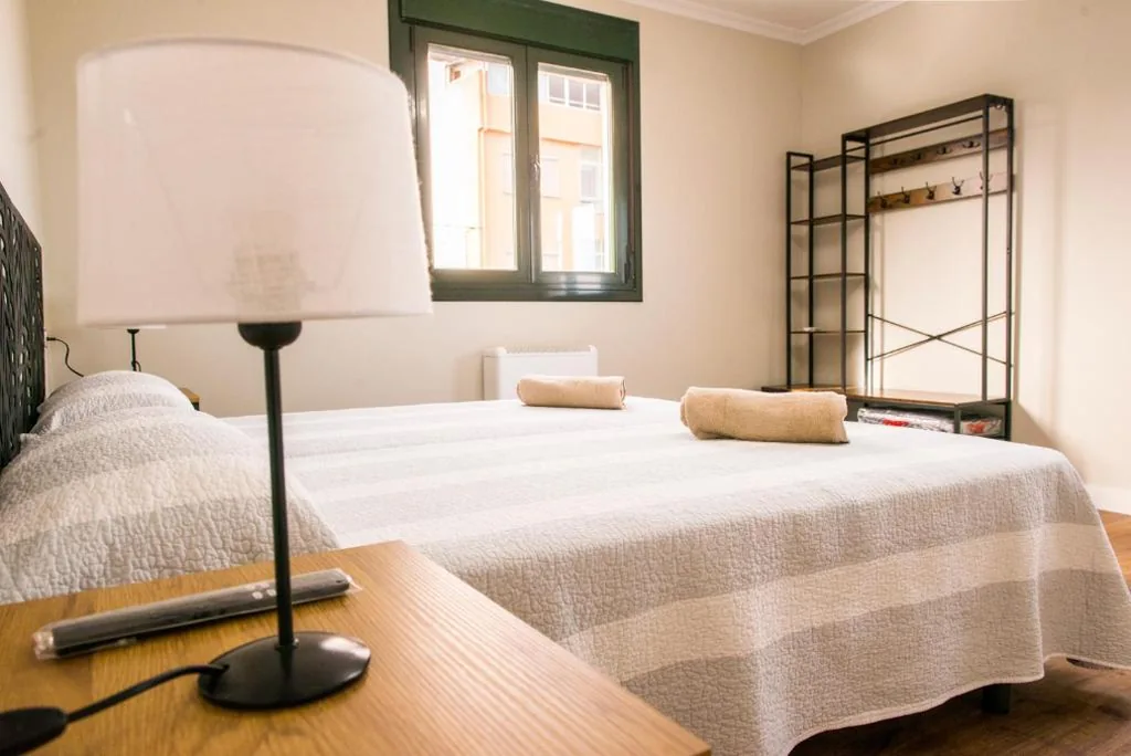 Doppelzimmer mit eigenem Bad – 2 Betten — Pensión Casa Rego Sarria
