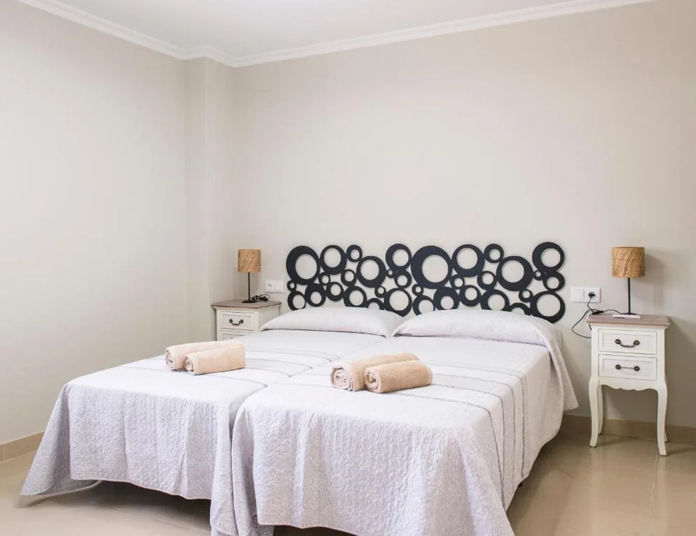 Doppelzimmer mit eigenem Bad – 2 Betten — Pensión Casa Rego Sarria