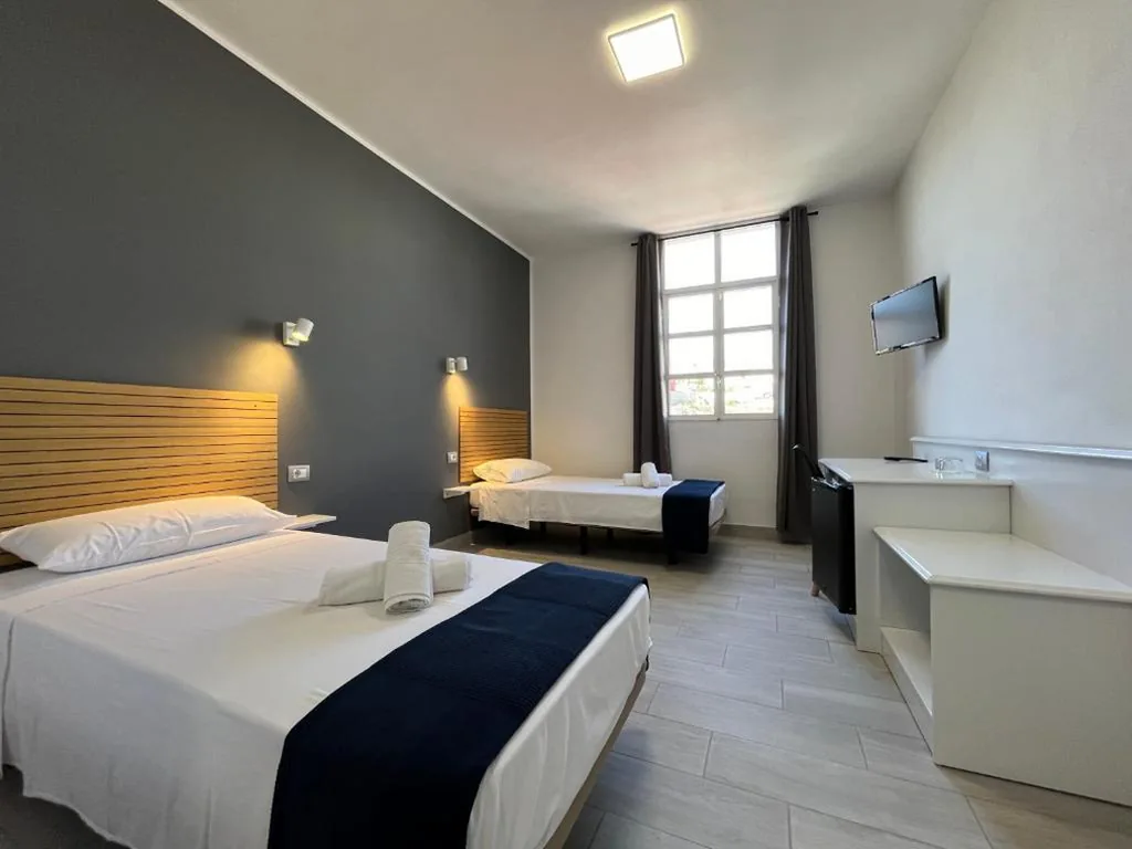 Habitación Doble con baño privado - 2 camas — Pensión Cassandra