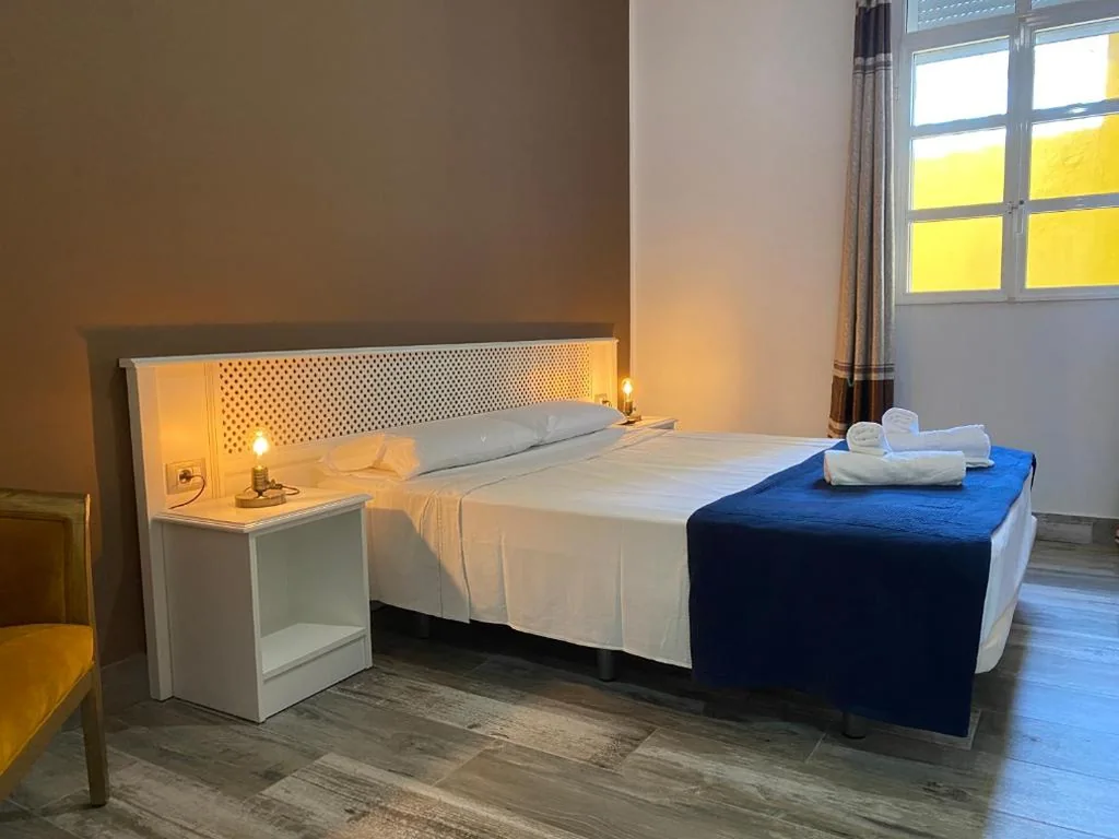 Habitación Doble con baño privado — Pensión Cassandra