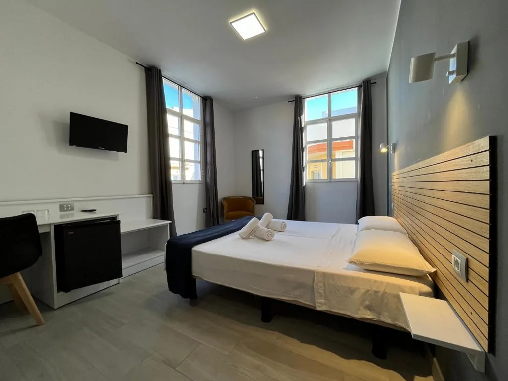 Habitación Doble con baño privado — Pensión Cassandra