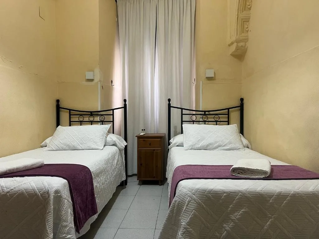 Quarto Duplo com casa de banho partilhada - 2 camas — Pension Catedral