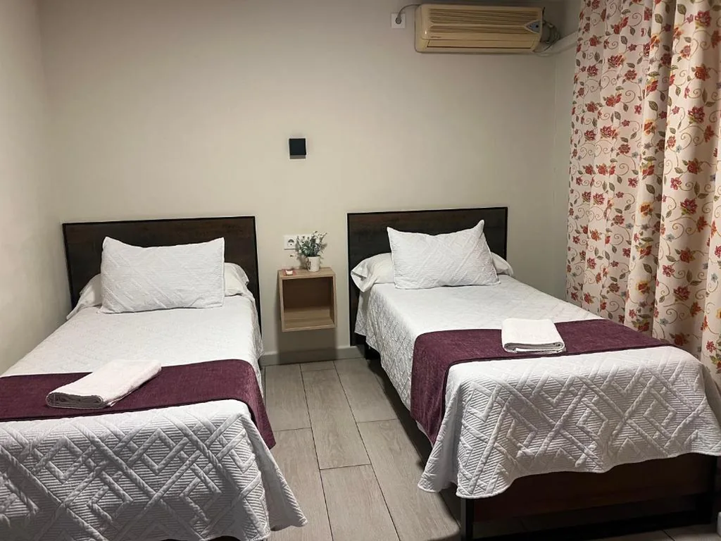 Quarto Duplo com casa de banho privada - 2 camas — Pension Catedral