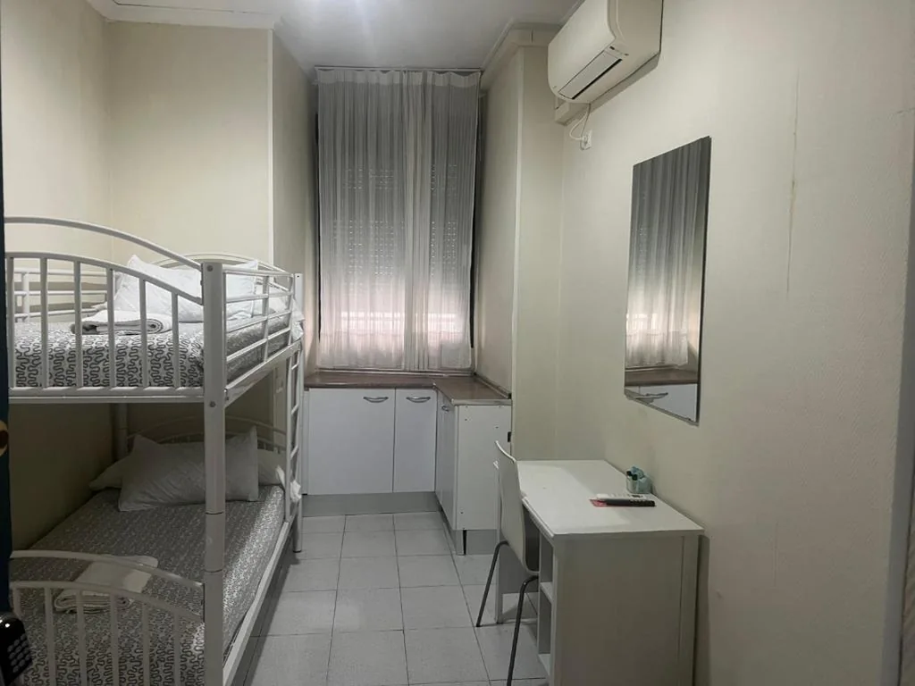 Quarto Duplo com beliche e casa de banho partilhada — Pension Catedral