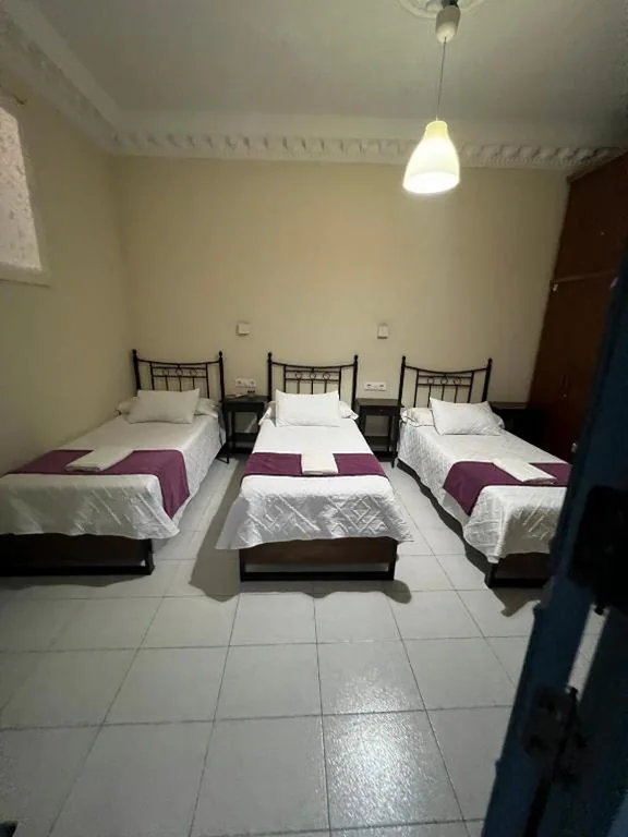 Quarto Triplo com casa de banho partilhada — Pension Catedral