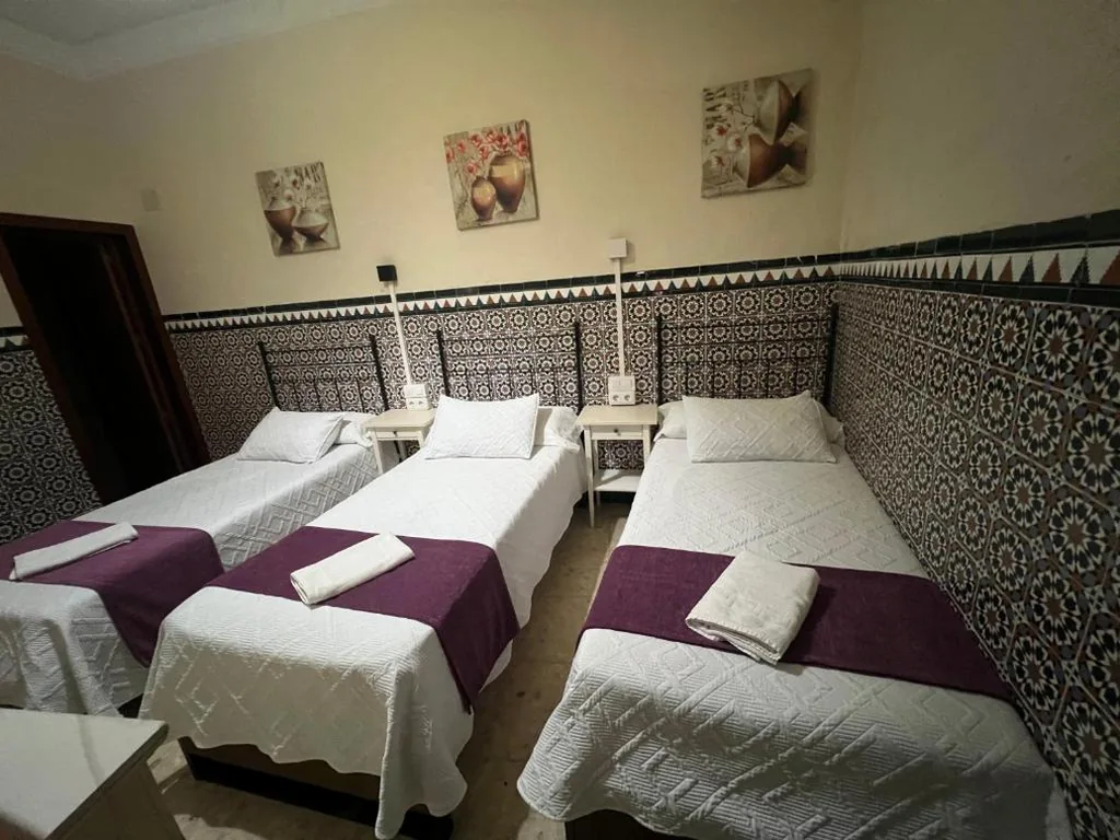 Quarto Triplo com casa de banho privada — Pension Catedral