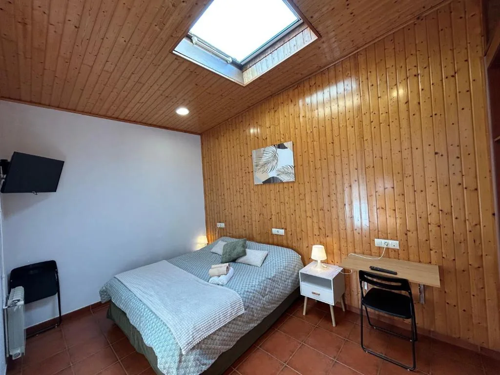 Zimmer mit großem Bett — Pensión Codesal