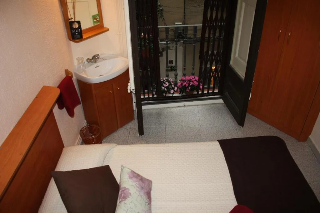 Camera singola con bagno in comune — PENSIÓN Colmenero