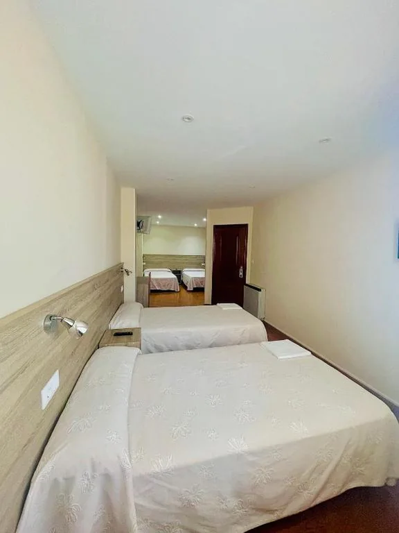 Habitación Cuádruple con baño privado externo — Pensión Costiña