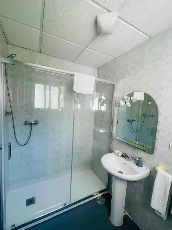 Habitación Doble con baño privado externo — Pensión Costiña