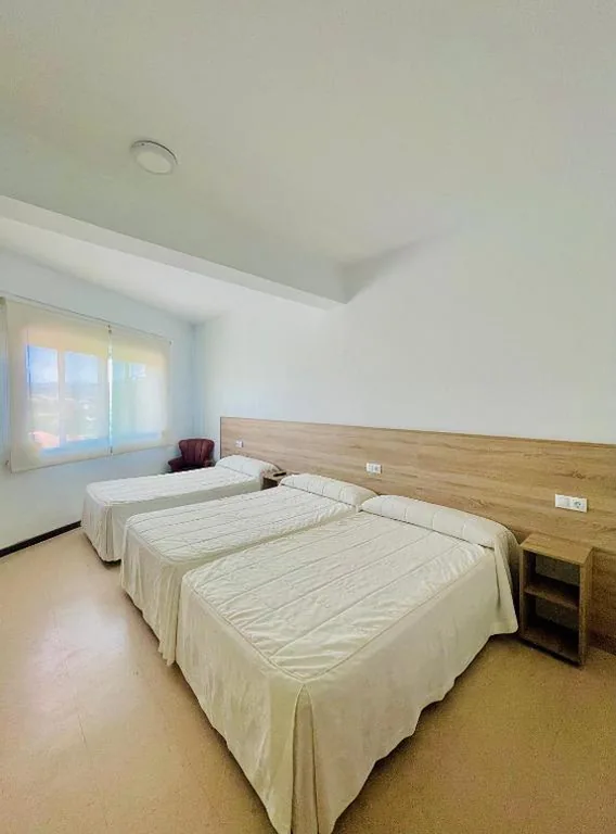 Habitación Triple con bañera — Pensión Costiña