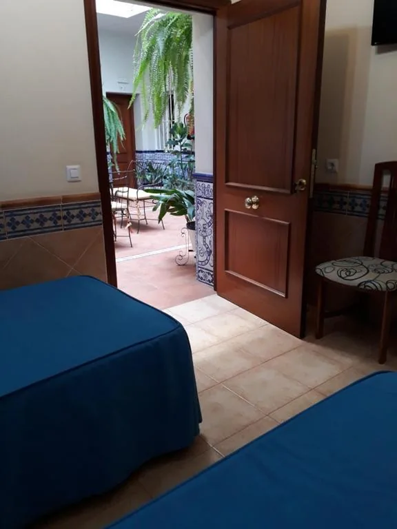Quarto Duplo com casa de banho privativa exterior - 2 camas — Pension Doña Trinidad