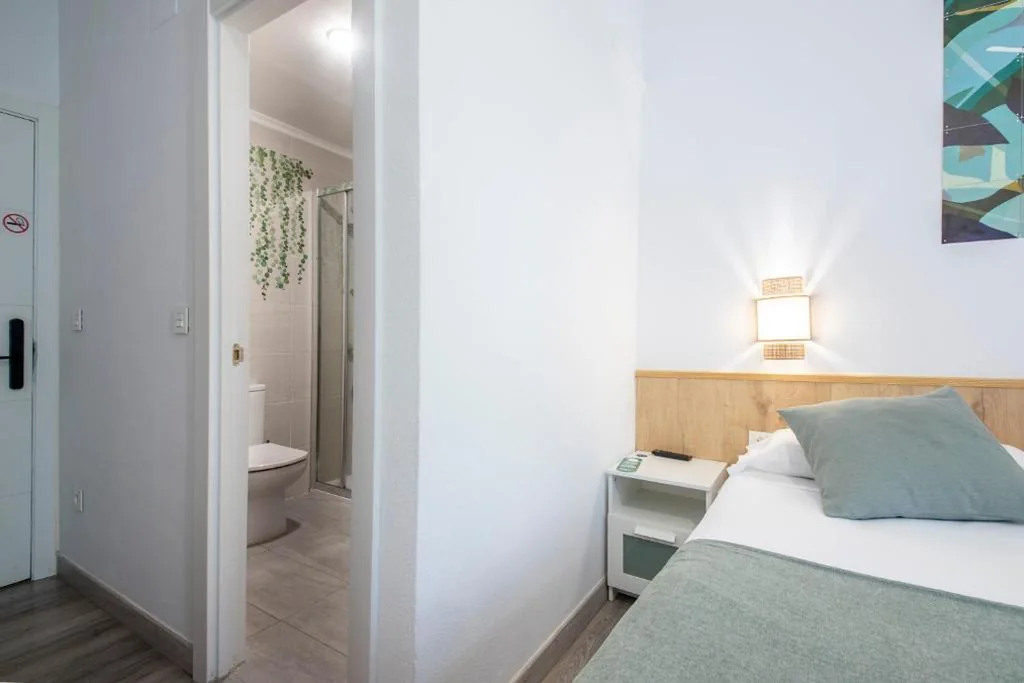 Interior Twin Room — Pensión Donostiarra