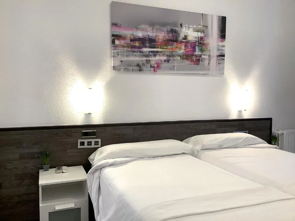 Superior Twin Room — Pensión Donostiarra