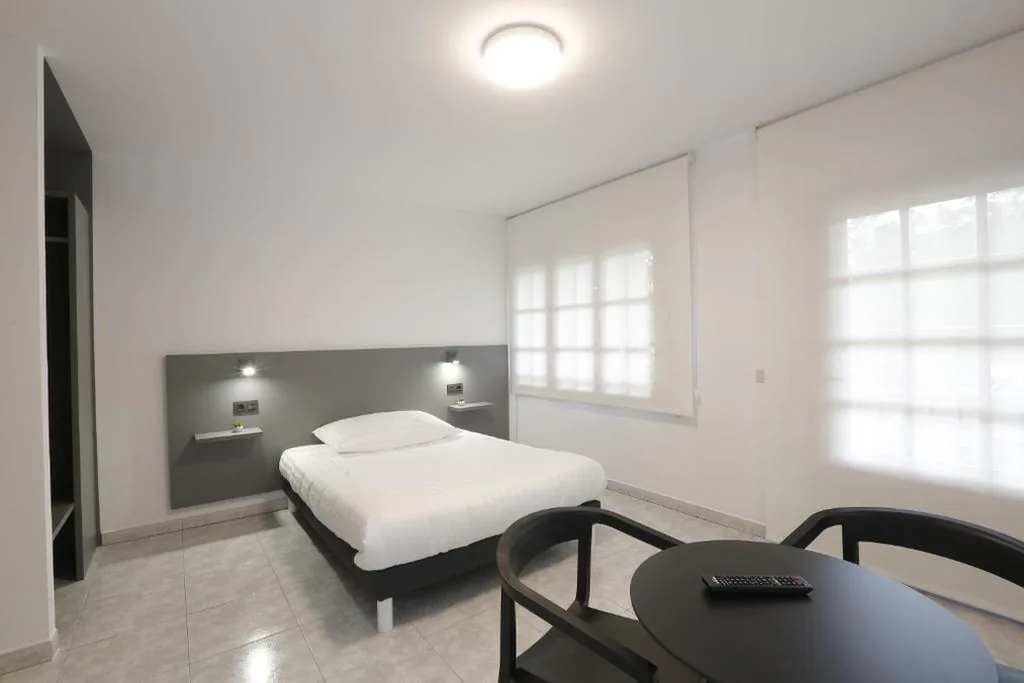 Chambre avec grand lit — Pensión Dorotea