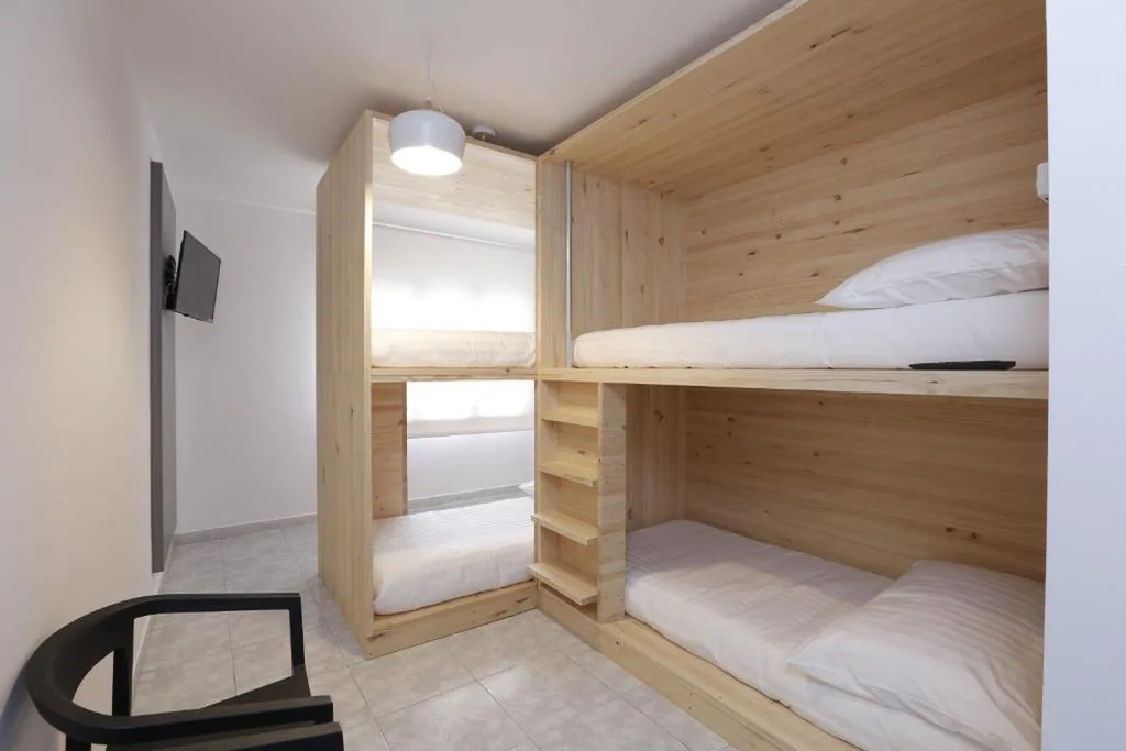 Chambre quadruple avec salle de bains privative — Pensión Dorotea