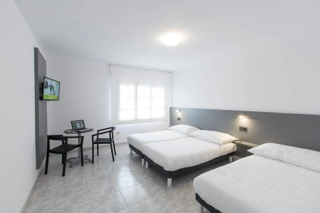 Chambre triple avec salle de bains privative — Pensión Dorotea