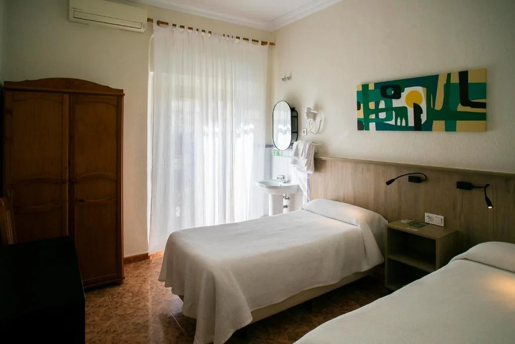 Quarto Standard com casa de banho partilhada - 2 camas — Pensión Dulces Sueños