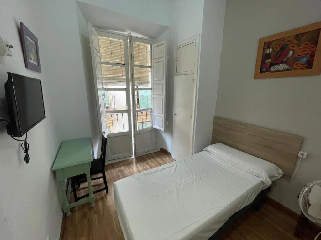 Camera singola basic con bagno in comune — Pensión Duquesa Bed & Breakfast