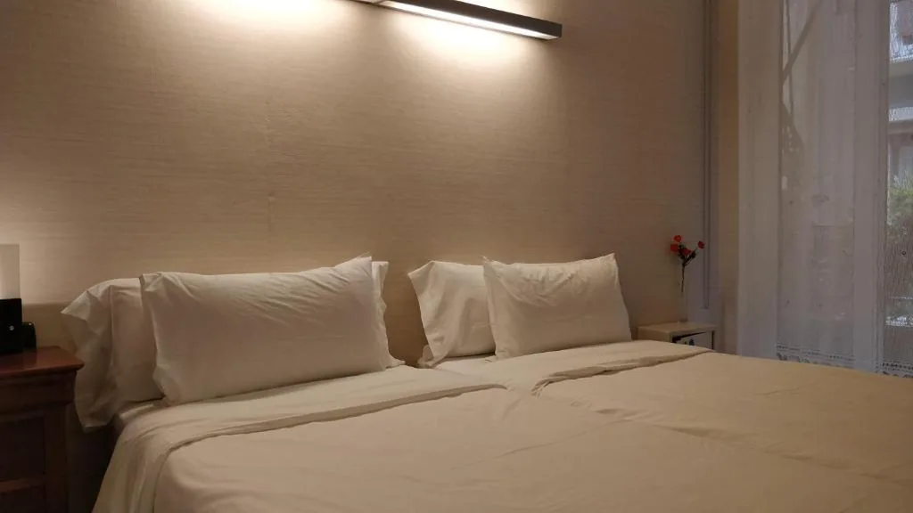 Habitación Doble con baño privado - 2 camas — Pensión Easo
