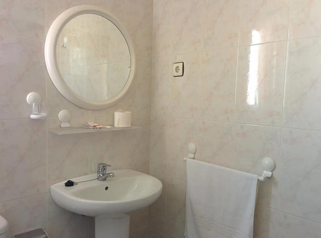 Chambre triple avec salle de bains privative — Pensión Egea II