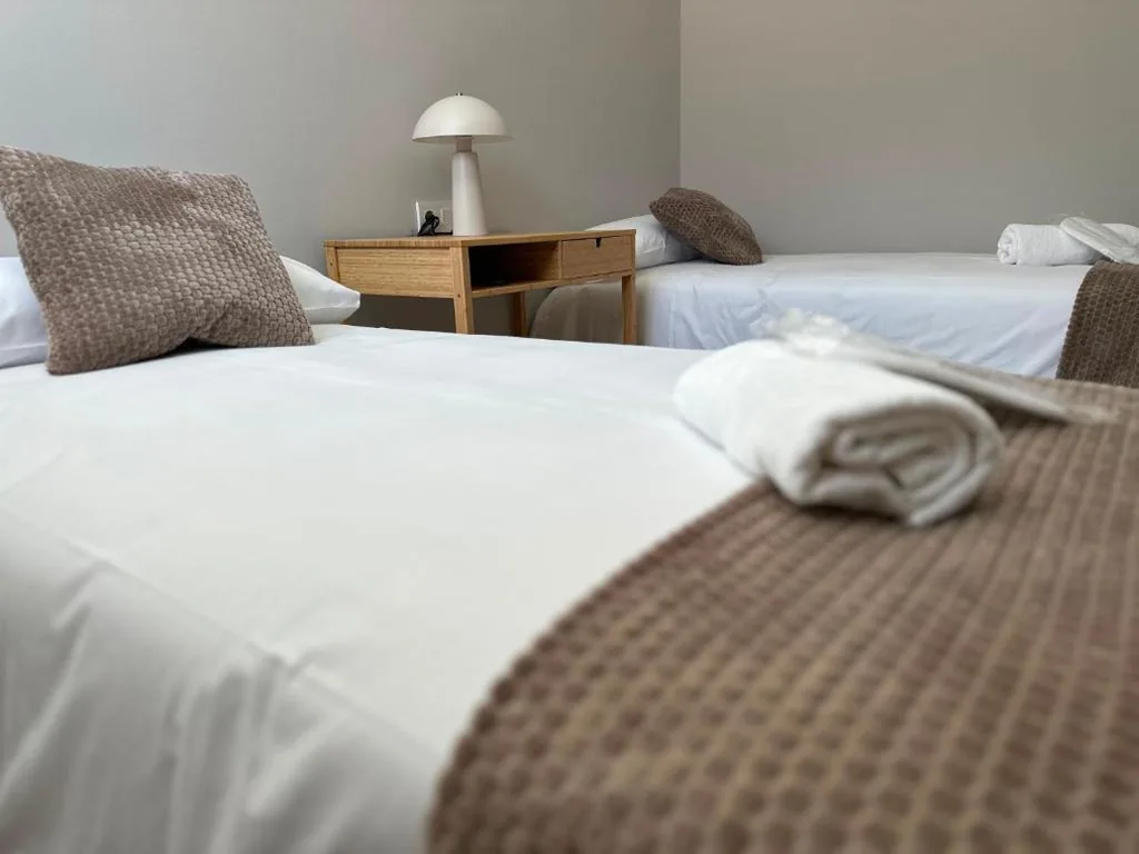 Habitación Doble con baño compartido — Pensión Eirín VI