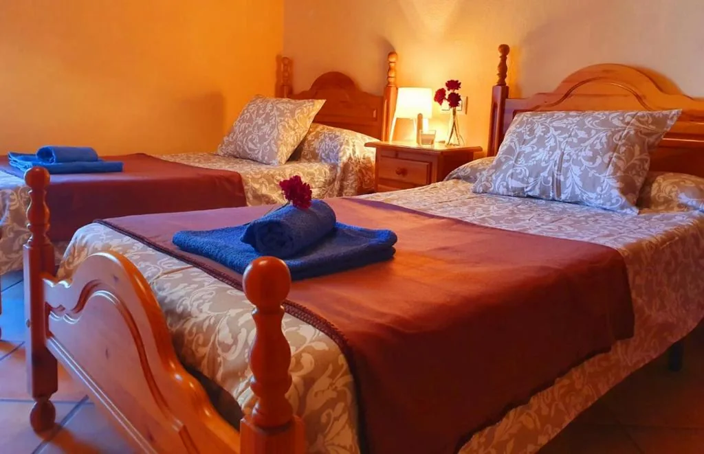 Quarto Triplo Conforto com duche — Pensión El Barrio