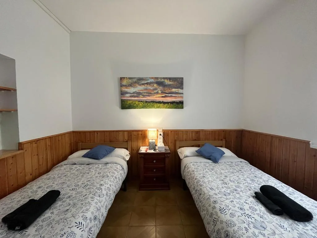 Habitación Doble con baño compartido - 2 camas — Pensión El Pozo