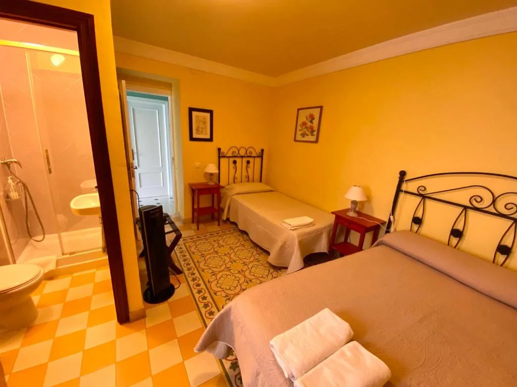 Camera Tripla con bagno privato — Pensión España