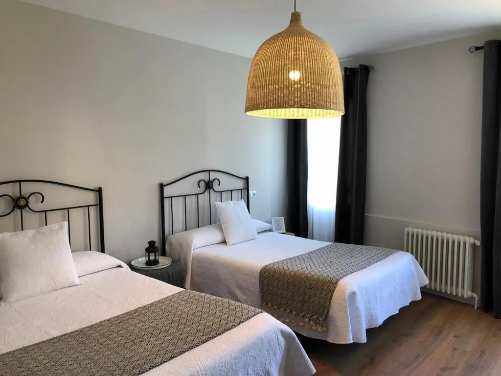 Doppelzimmer mit 2 Doppelbetten — Pensión Fernández