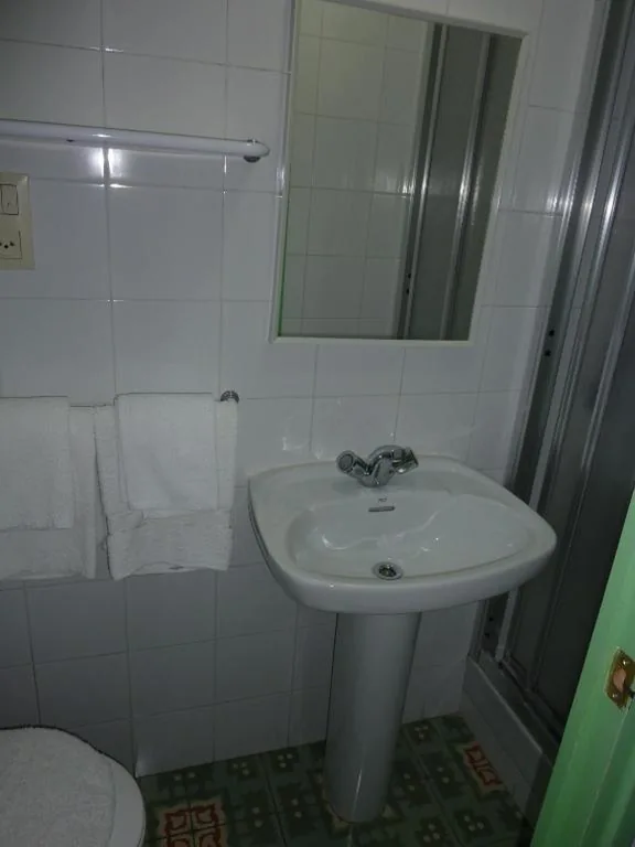 Habitación Doble con baño privado - 1 o 2 camas — Pensión Fonda Vilalta