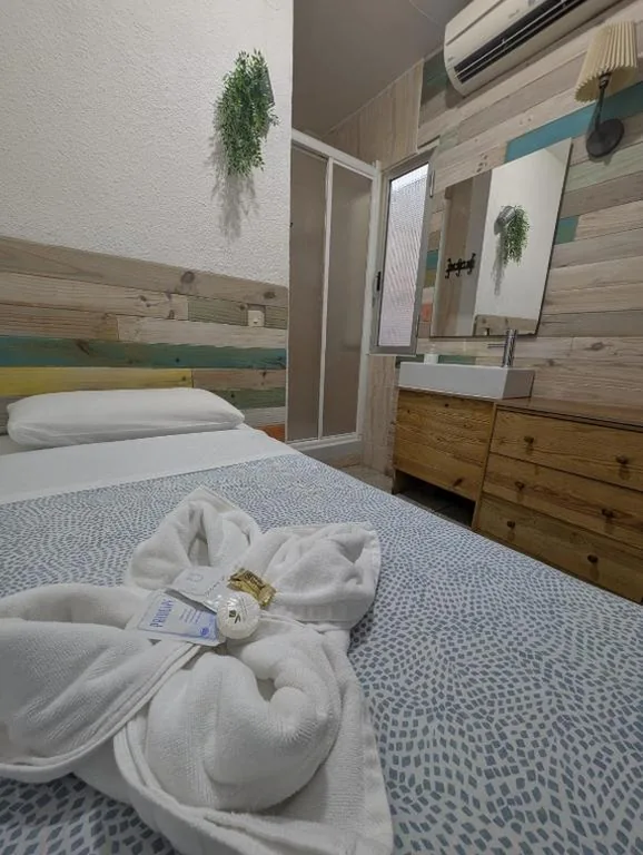 Habitación Individual con ducha y aseo compartidos — Pensión Fortea