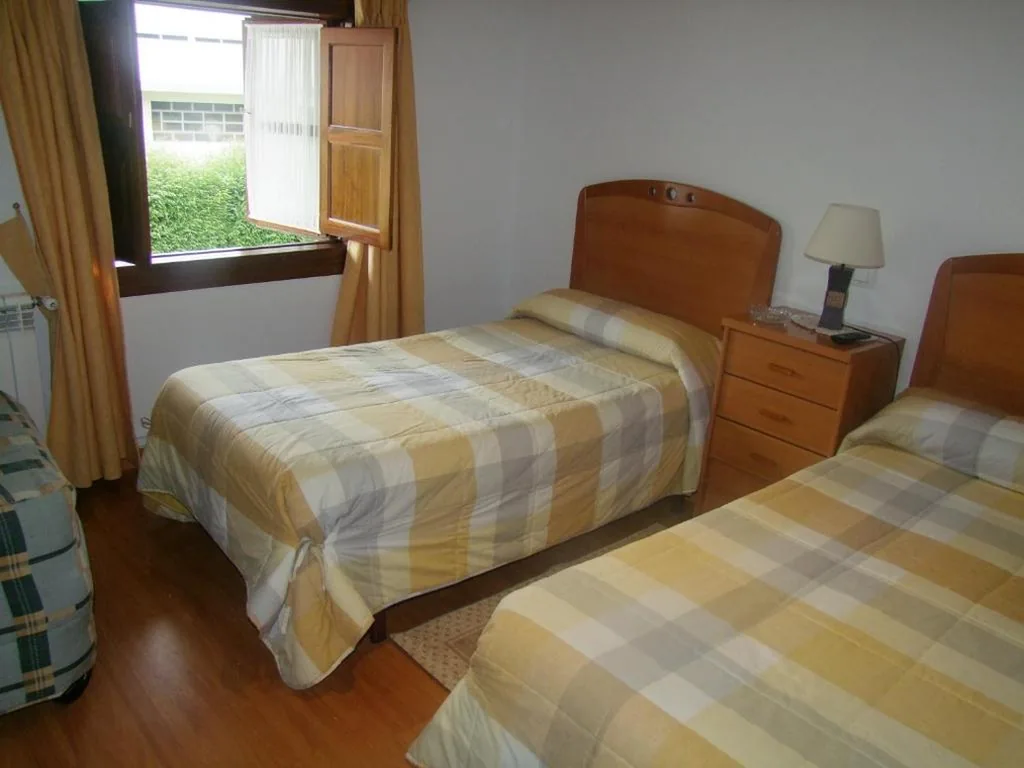 Habitación Doble con cama supletoria - 2 camas — Pension Gades